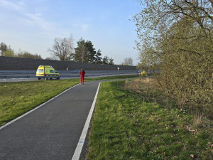 Vážná nehoda na Jihlavsku. Renault se po nárazu zřítil z mostu, řidiče transportoval vrtulník do nemocnice