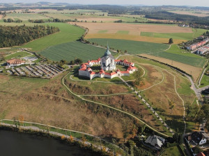 Žďárská Zelená hora má opravený ambit, nad branou po 200 letech přibyli andělé