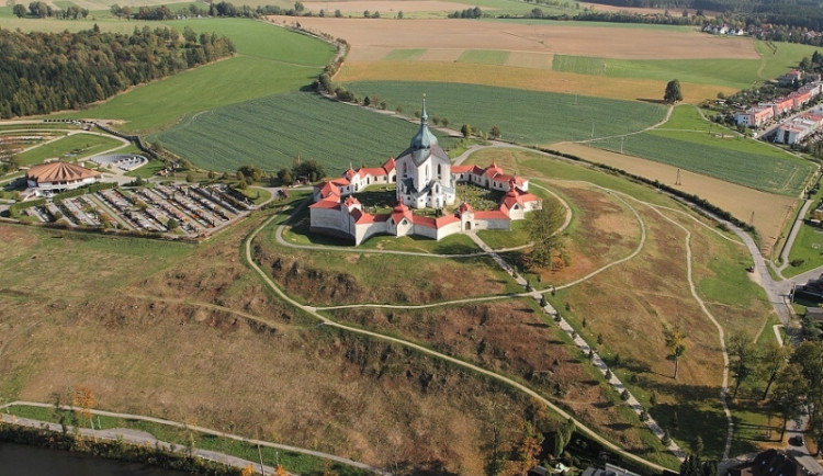 Žďárská Zelená hora má opravený ambit, nad branou po 200 letech přibyli andělé.