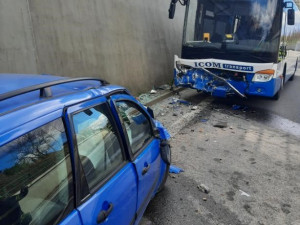 FOTO: U Řehořova se srazila řidička s autobusem, ve kterém jelo 39 cestujících. Čtyři lidé se zranili