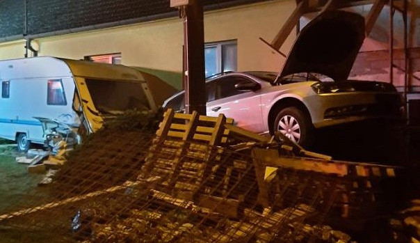 Noční chvilka nepozornosti. Řidič s obytným přívěsem narazil do rodinného domu