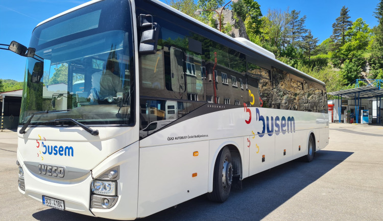 Modrobílé autobusy Icom transport na Jihlavsku končí, nahradí je autobusy Busem. Budou až pro sto lidí