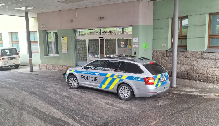 Policisté pomohli těhotné s průjezdem kolonou. Chlapec se narodil zakrátko