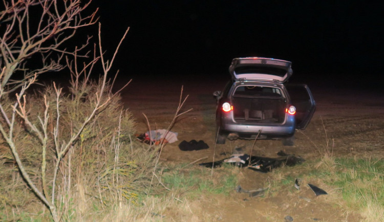Rumun na benzince nezaplatil a pak ujížděl policistům. Divoká honička skončila nehodou u Markvartic