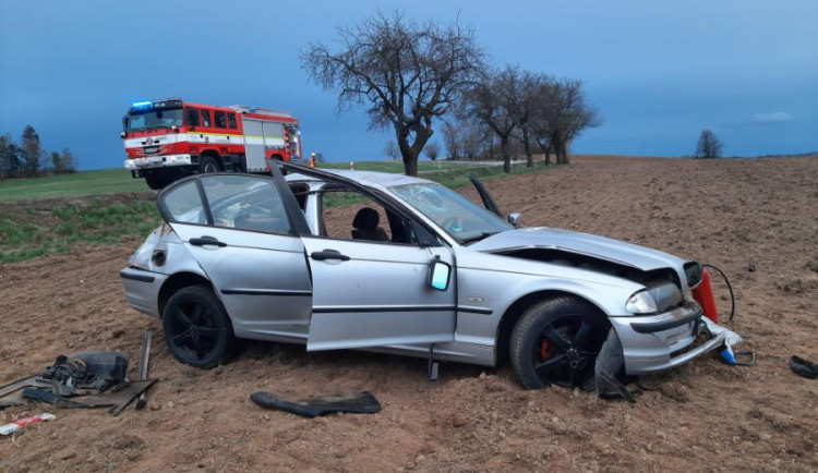 U Třeště havaroval devatenáctiletý řidič BMW. Zranil se on i jeho nezletilý spolujezdec, auto bylo nepojízdné