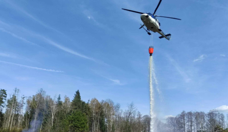 VIDEO: Požár v Brzkově na Jihlavsku likvidovalo šest jednotek, zapojila se i letecká hasicí služba
