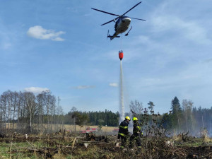 Požár v Brzkově na Jihlavsku likvidovalo šest hasičských jednotek, zapojila se i letecká hasicí služba