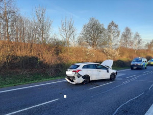 Kritické páteční ráno na silnicích Vysočiny. Dosud neznámý řidič zavinil dopravní nehodu a z místa ujel