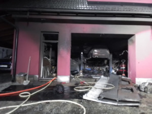 Tři auta v autodílně v domě na Žďársku poškodily plameny. Škoda je pět milionů korun