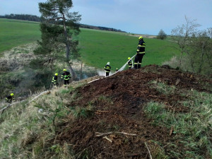 FOTO: Hasiče na Vysočině dnes zaměstnaly požáry trávy a mladých stromků. Podívejte se, jak zasahovali