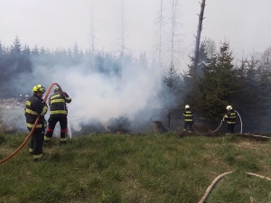 FOTO: Hasiče na Vysočině dnes zaměstnaly požáry trávy a mladých stromků. Podívejte se, jak zasahovali