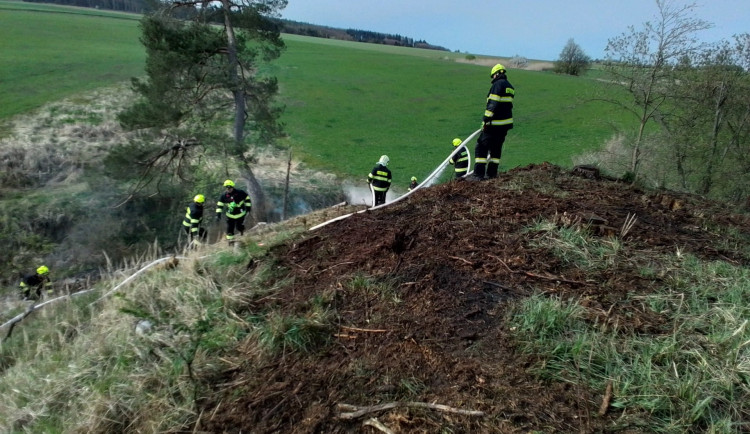 Hasiče na Vysočině dnes zaměstnaly požáry trávy a mladých stromků. Podívejte se, jak zasahovali
