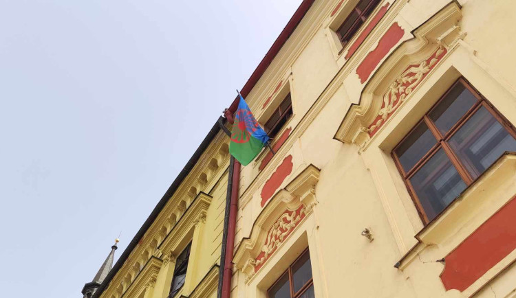 Na radnici v Jihlavě vlaje romská vlajka. Poprvé se tam objevila před pěti lety
