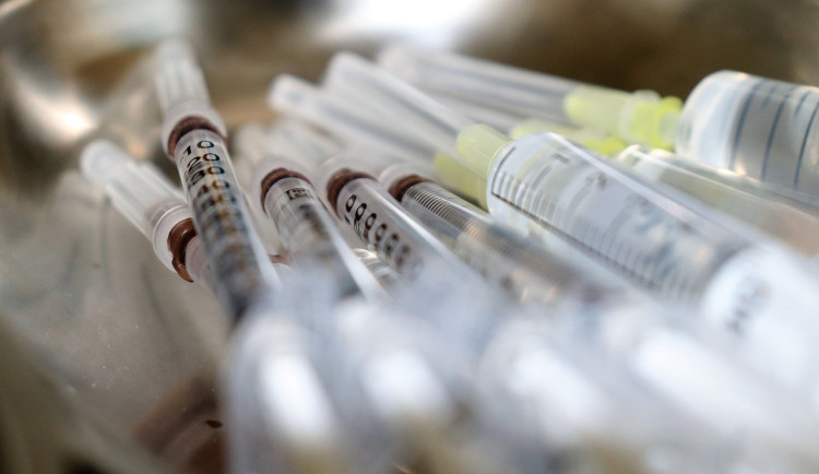 Lékaři nemají vakcíny proti černému kašli pro dospělé, čekají na objednané dávky