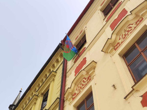 Na radnici v Jihlavě vlaje romská vlajka. Poprvé se tam objevila před pěti lety