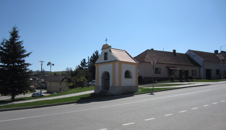 Kněžice na Jihlavsku mají čtvrtou národní památku. Součástí kaple je socha Nepomuckého v životní velikosti