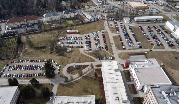 Téměř dvě stě míst navíc. Kraj postaví nové parkoviště u nemocnice, v provozu bude už letos na podzim