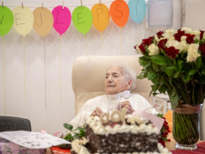 Sto let na světě. Anně z Jihlavy přišla popřát vnoučata a pravnoučata, přiletěl i příbuzný z Ameriky