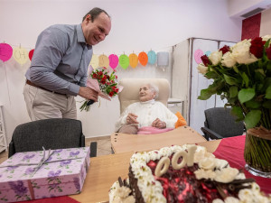 Sto let na světě. Anně z Jihlavy přišla popřát vnoučata a pravnoučata, přiletěl i příbuzný z Ameriky