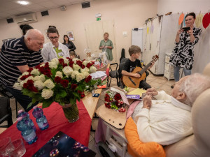 Sto let na světě. Anně z Jihlavy přišla popřát vnoučata a pravnoučata, přiletěl i příbuzný z Ameriky