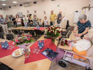 Sto let na světě. Anně z Jihlavy přišla popřát vnoučata a pravnoučata, přiletěl i příbuzný z Ameriky