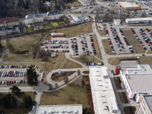 Téměř dvě stě míst navíc. Kraj postaví nové parkoviště u nemocnice, v provozu bude už letos na podzim