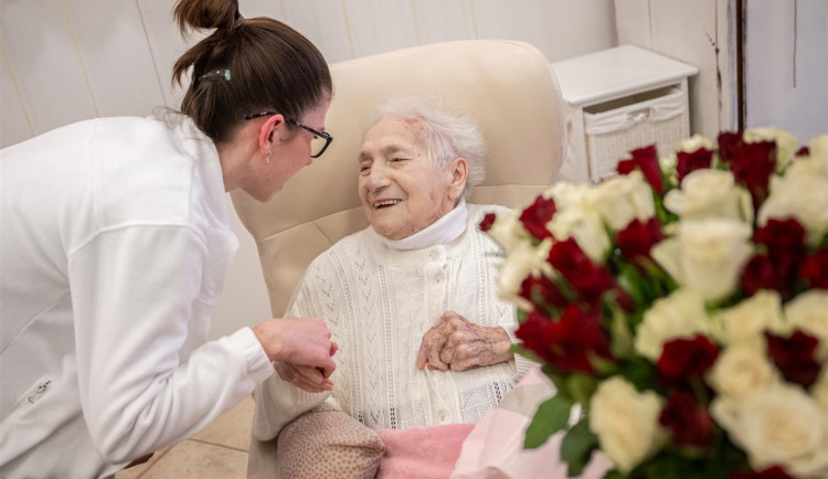 Sto let na světě. Anně z Jihlavy přišla popřát vnoučata a pravnoučata, přiletěl i příbuzný z Ameriky