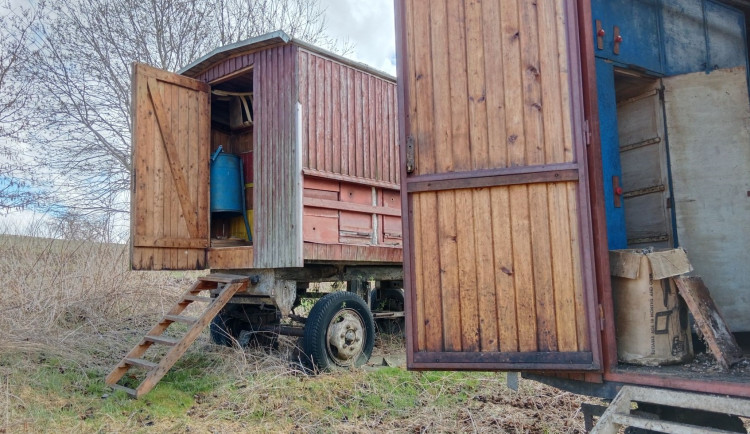 Krádež u Třeště. Majitel dvou maringotek přijel na místo a už je tam nenašel, zloděje i svědky hledá policie