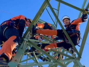 FOTO: Hasiči cvičili, jak pomoci člověku uvízlému na stožáru elektrického vedení. Podívejte se, jak jim to šlo