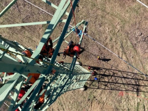 FOTO: Hasiči cvičili, jak pomoci člověku uvízlému na stožáru elektrického vedení. Podívejte se, jak jim to šlo