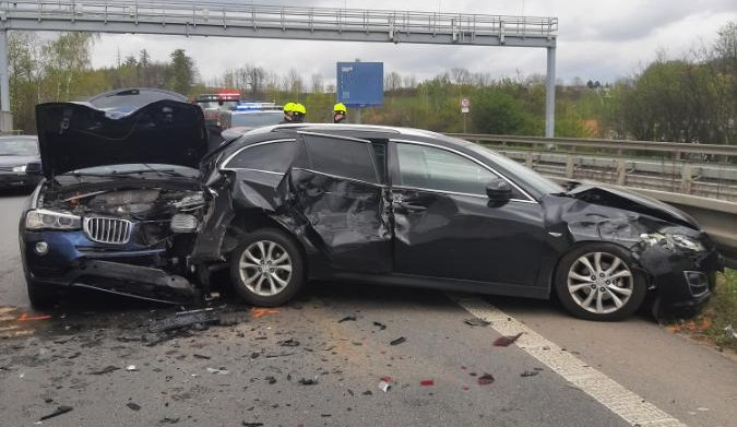 Řetězová reakce. Záchranáře zaměstnala nehoda tří aut na přivaděči u Jihlavy, čtyři lidé skončili v nemocnici