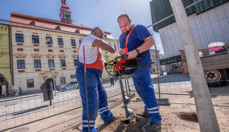 Příprava na osazení nových pěti laviček na jihlavském Masarykově náměstí