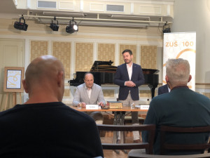 VIDEO: Jihlavská ZUŠ už sto let pomáhá rozvíjet talent dětí. Výročí přijede oslavit i Čechomor