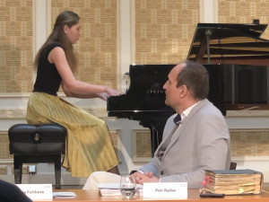 VIDEO: Jihlavská ZUŠ už sto let pomáhá rozvíjet talent dětí. Výročí přijede oslavit i Čechomor