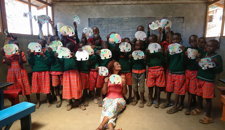 Děti v Jablonném pořádají benefici pro masajskou školu. Můžete se přidat