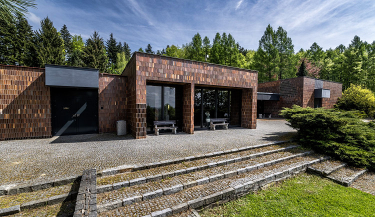 Dělníci začnou opravovat střechu jihlavského krematoria. Obřady teď budou probíhat v kapli ústředního hřbitova