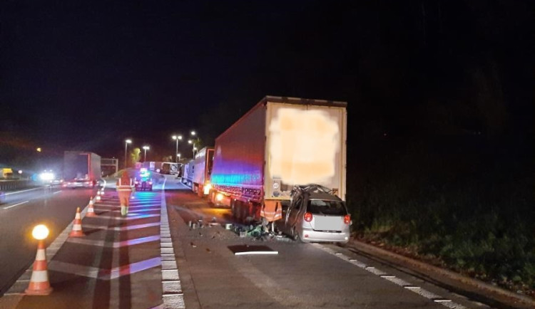 Smrt na D1. Mladý cizinec v autě narazil do odstaveného návěsu, na místě podlehl zraněním
