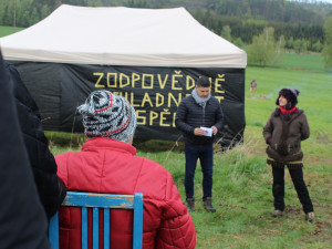 Den proti úložišti: Lidé z Hrádku si dnes přehazovali horké brambory. Je třeba vychladnout a nespěchat, myslí si aktivisté