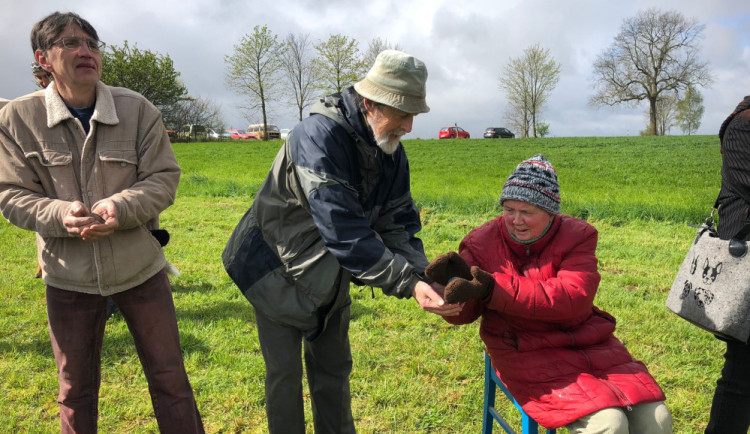 Den proti úložišti: Lidé z Hrádku si dnes přehazovali horké brambory. Je třeba vychladnout a nespěchat, myslí si aktivisté