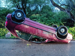 Kuriózní nehoda: U Telče bylo v sobotu ráno auto na střeše, řidič z místa utekl