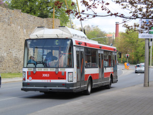 V Jihlavě jezdí už 25 let bezbariérové trolejbusy. V neděli to oslavili tematickými retrojízdami