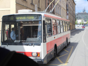 V Jihlavě jezdí už 25 let bezbariérové trolejbusy. V neděli to oslavili tematickými retrojízdami
