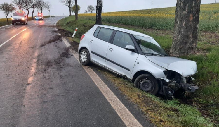 Muž popil a usedl za volant. Dostal se do protisměru a na Žďársku boural, nadýchal skoro čtyři promile
