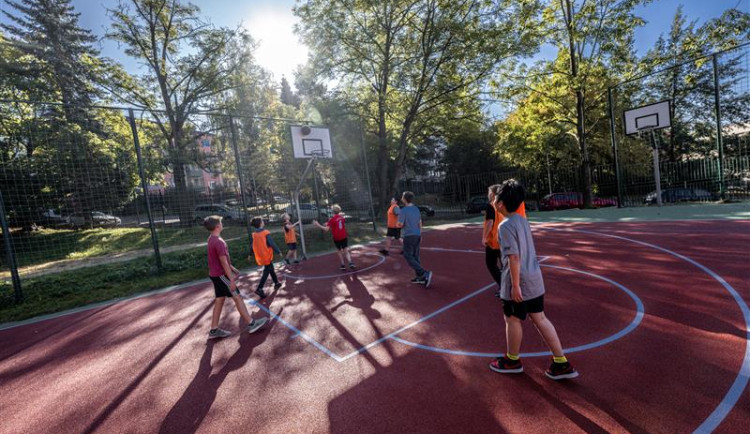 Děti si v Jihlavě mají kde hrát, ale co teenageři? Vedení města řešilo přístupnost hřišť pro mládež