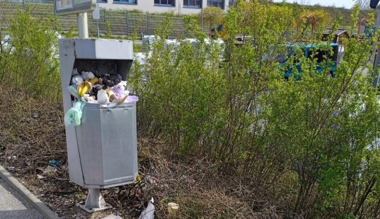 Jihlavané na sítích píšou o přeplněných koších. Největší nepořádek je hlavně na zastávce u Billy, tvrdí jeden z nich