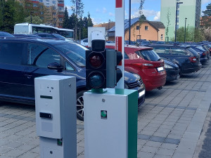 Závora na parkovišti za budovou E