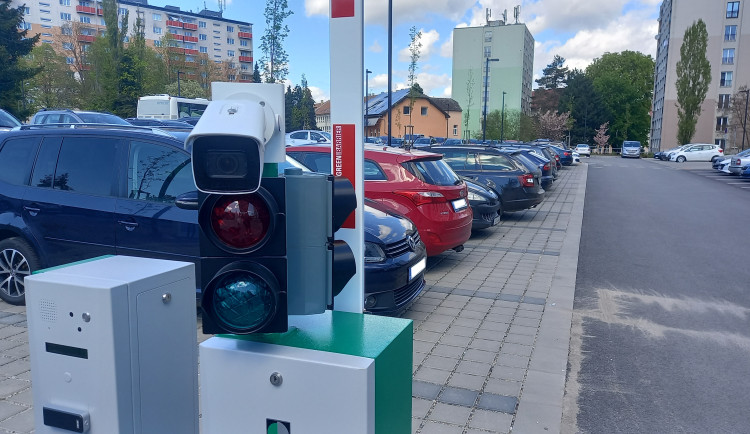 Závora na parkovišti za budovou E