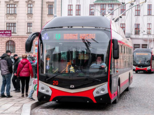 Jihlavský dopravní podnik koupí dvanáct trolejbusů, budou stát skoro 160 milionů. Nově začne fungovat e-shop