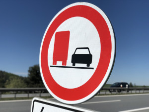 VIDEO: Na D1 přibyly další značky, které řidičům kamionů zakazují předjíždění. Celkem jich bude 250