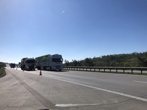 VIDEO: Na D1 přibyly další značky, které řidičům kamionů zakazují předjíždění. Celkem jich bude 250